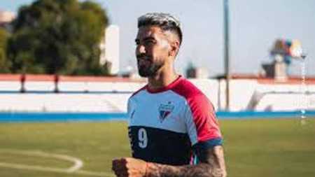 Lucero, atacante argentino suspenso pela Fifa