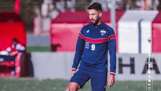 Lucero, atacante do Fortaleza que está jogando por meio de efeito suspensivo