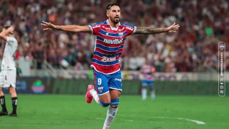 Lucero comemora o primeiro gol do Fortaleza contra o Corinthians