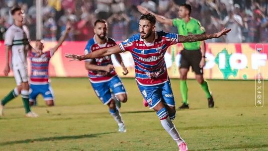 Lucero comemora primeiro gol do Fortaleza na partida contra o Coritiba, pelo Brasileiro