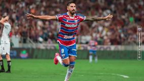 Lucero, do Fortaleza, comemora gol contra o Corinthians