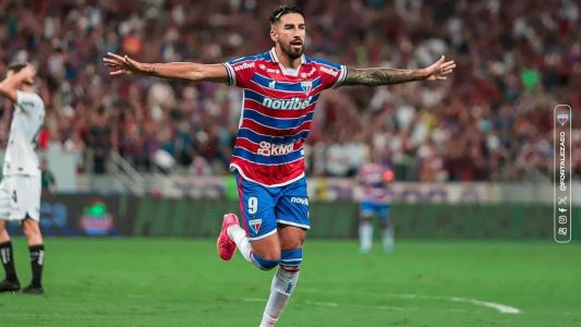 Lucero, do Fortaleza, comemora gol contra o Corinthians