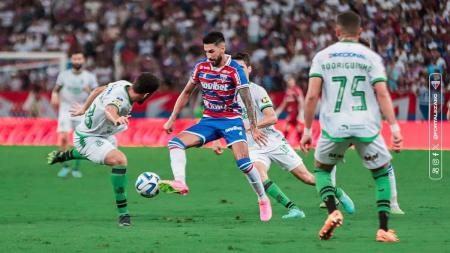 Lucero em ação contra o América, em jogo que valeu a vaga do Fortaleza para a semifinal da Copa Sul-Americana