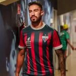 Suspenso pela Fifa, atacante do Fortaleza viaja para jogo contra o Inter