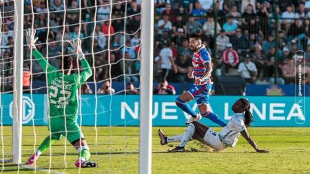 Lucero marca o gol do Fortaleza no tempo normal
