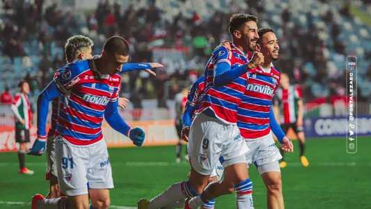 Lucero (o 9) comemora o segundo gol do Fortaleza sobre o Palestino, pela Copa Sul-Americana