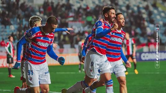 Lucero (o 9) comemora o segundo gol do Fortaleza sobre o Palestino, pela Copa Sul-Americana