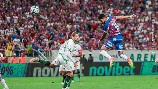Lucero sobe para marcar o primeiro gol do Fortaleza contra o América na Arena Castelão