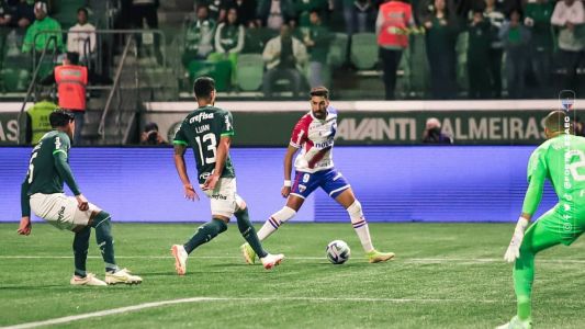 Lucero, vice-artilheiro do Fortaleza no ano, em ação contra Luan e Gustavo Gómez, do Palmeiras