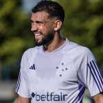 Pressão por ter 'irmão atleticano'? Novo zagueiro do Cruzeiro comenta