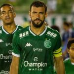 Zagueiro chega a BH para assinar contrato com o Cruzeiro