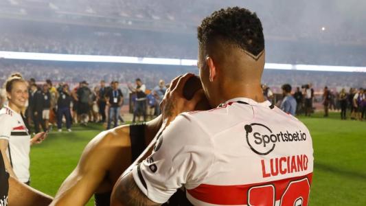 Luciano comemorando o título da Copa do Brasil no Morumbi