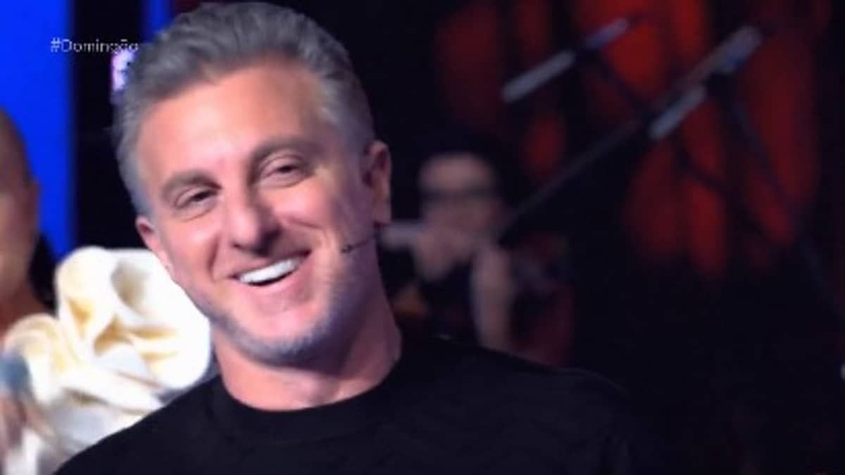 Huck homenageia Faustão ao vivo: 'O Domingão é para você'