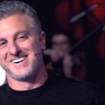 Huck homenageia Faustão ao vivo: 'O Domingão é para você'