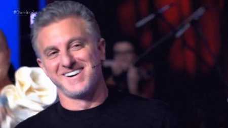 Luciano Huck, aniversariante do dia, homenageou Faustão durante o Domingão