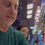Luciano Huck relata viagem à China e comenta metrô: 'nunca vi tanta gente'