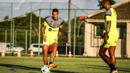 Luciano Juba, atacante, deverá estar em campo neste sábado (20)