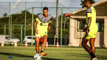 Luciano Juba, atacante, deverá estar em campo neste sábado (20)