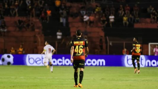 Luciano Juba foi vaiado ao ser substituído no jogo com o Vitória