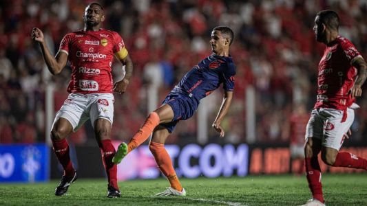 Luciano Juba marcou o gol do Sport por cobertura