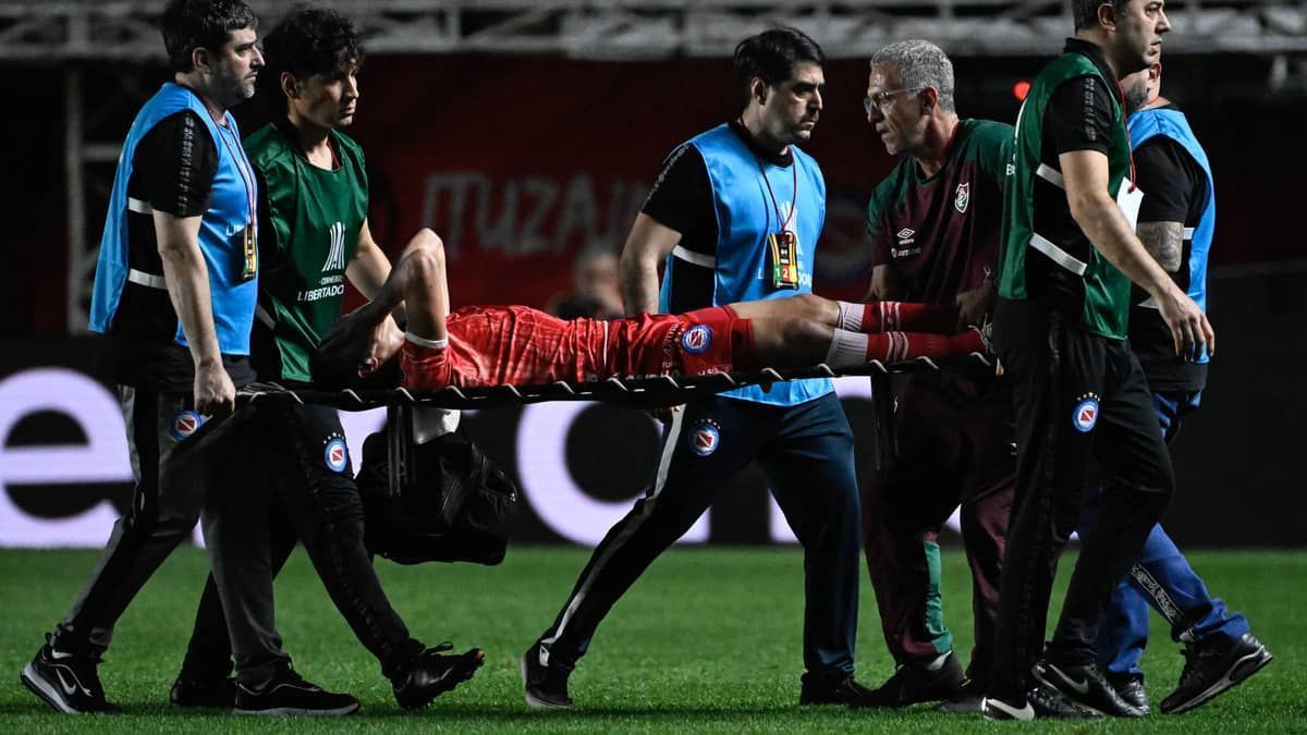 Qual foi a lesão sofrida pelo jogador do Argentino Jrs em lance com Marcelo?