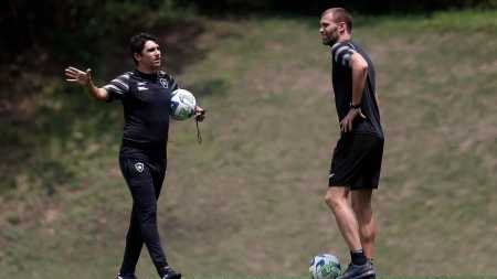 Novos comandantes: Lucio Flavio e Joel Carli no CT Lonier, no Rio de Janeiro, durante treino do Botafogo