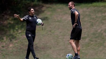 Novos comandantes: Lucio Flavio e Joel Carli no CT Lonier, no Rio de Janeiro, durante treino do Botafogo