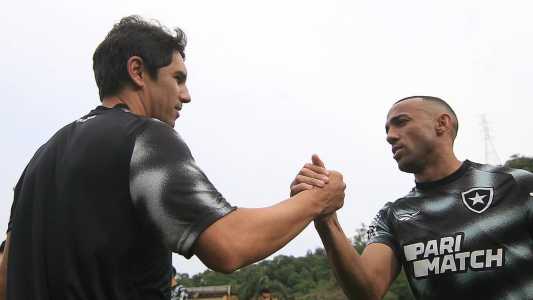 Lucio Flavio cumprimentando o capitão Marçal, no CT Lonier