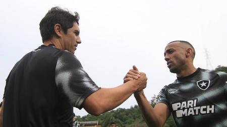 Lucio Flavio cumprimentando o capitão Marçal, no CT Lonier