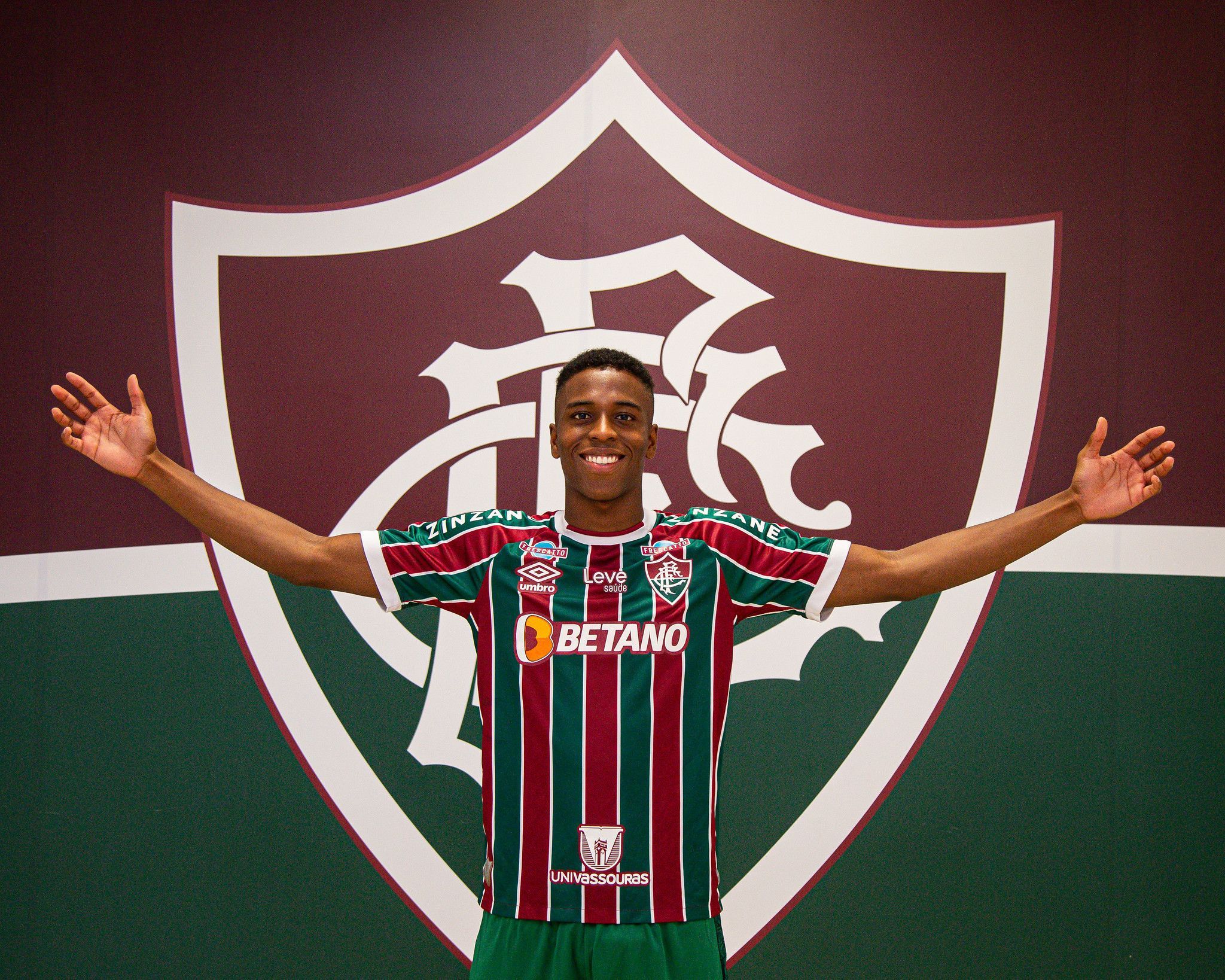 Fluminense anuncia a contratação de Jan Lucumí, promessa do futebol colombiano