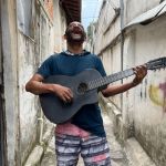 Vídeo: morador de BH que perdeu os dentes em acidente volta a tocar 30 anos depois e viraliza na internet