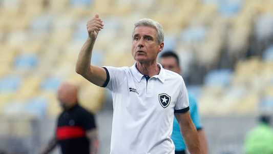 Luís Castro antes de ser expulso no Maracanã; Botafogo venceu o Flamengo por 3 a 2