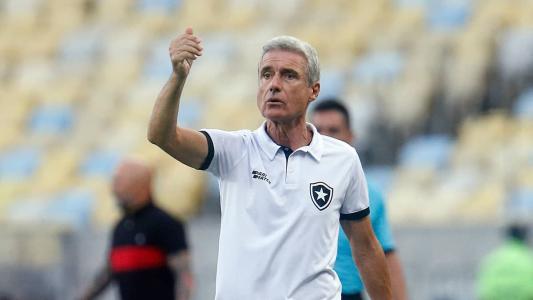 Luís Castro antes de ser expulso no Maracanã; Botafogo venceu o Flamengo por 3 a 2