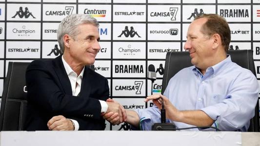 Luís Castro ao lado de John Textor, em sua apresentação no Botafogo em março de 2022