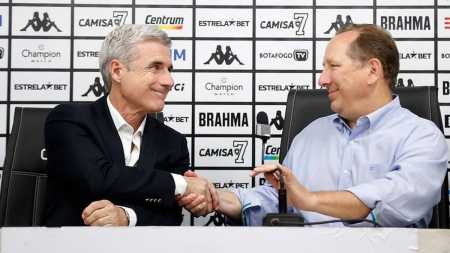 Luís Castro ao lado de John Textor, em sua apresentação no Botafogo em março de 2022