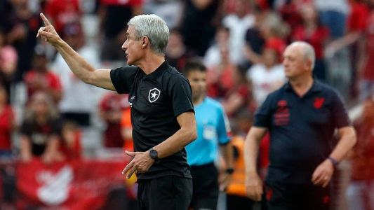 Luís Castro, do Botafogo, na partida contra o Athletico, em 2022, na Arena da Baixada