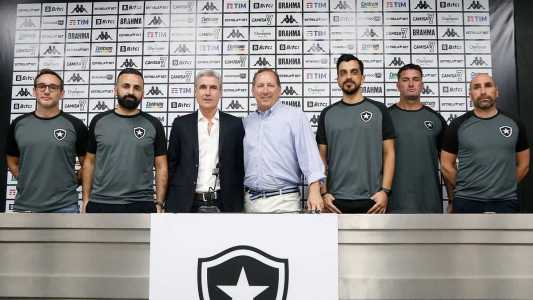 Luís Castro e John Textor, ao centro, junto da comissão técnica do português na apresentação ao Botafogo