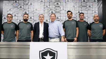 Luís Castro e John Textor, ao centro, junto da comissão técnica do português na apresentação ao Botafogo