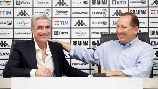 Luís Castro e John Textor na apresentação do treinador, em abril de 2022