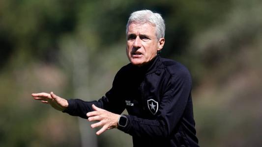 Luís Castro em atividade no CT do Botafogo: futuro do treinador é incerto no momento