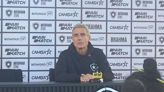 Luis Castro em entrevista coletiva após a eliminação