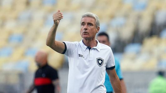 Luís Castro foi expulso no Maracanã, mas seu time venceu o Flamengo e lidera o Brasileirão