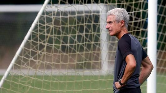 Luís Castro no comando de atividade do Botafogo no CT Lonier