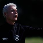 Em silêncio sobre futuro, Luís Castro atende torcedores do Botafogo