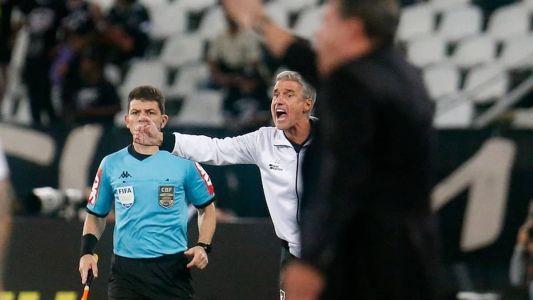 Luís Castro, técnico do Botafogo, no Nilton Santos