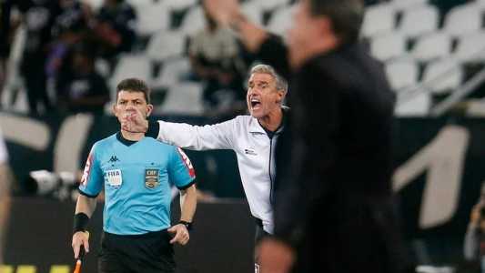 Luís Castro, técnico do Botafogo, no Nilton Santos