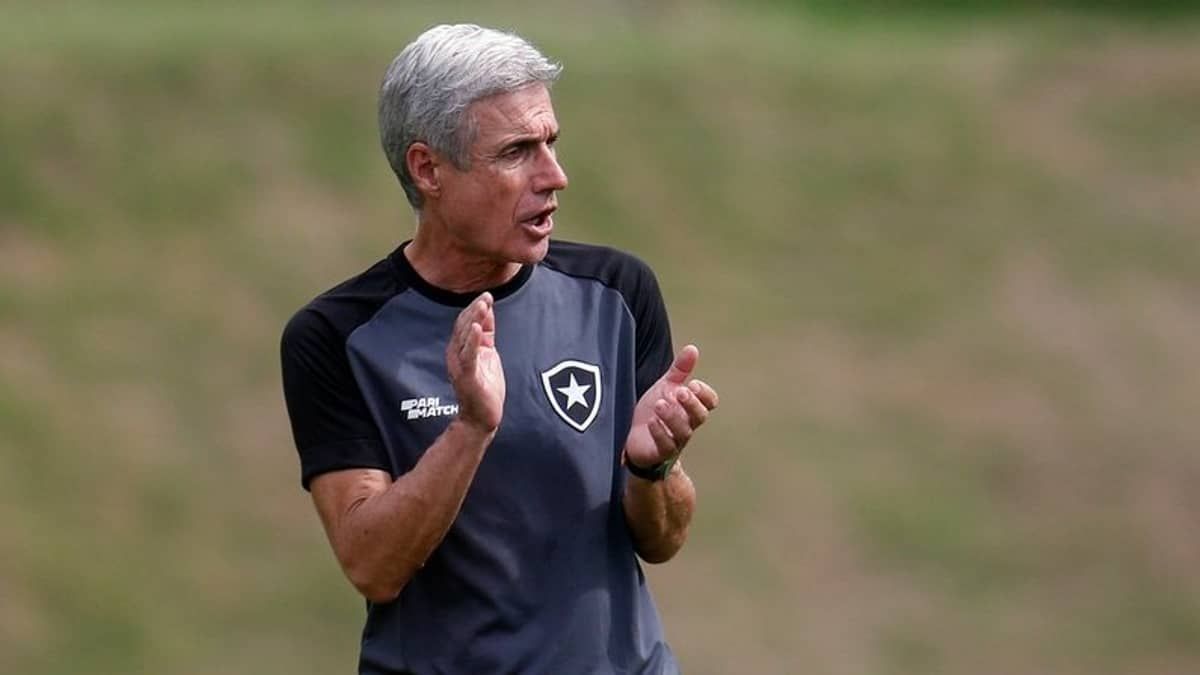 Técnico do Botafogo entra na mira de clube de Cristiano Ronaldo