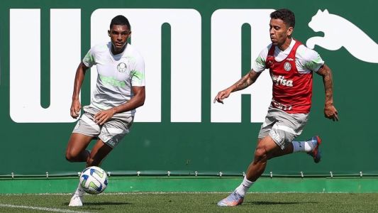 Luís Guilherme (à esquerda) e Marcos Rocha em treino do Palmeiras nesta quinta-feira (27), na Academia de Futebol