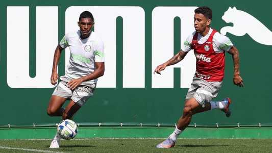 Luís Guilherme (à esquerda) e Marcos Rocha em treino do Palmeiras nesta quinta-feira (27), na Academia de Futebol
