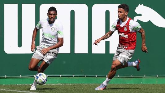 Luís Guilherme (à esquerda) e Marcos Rocha em treino do Palmeiras nesta quinta-feira (27), na Academia de Futebol